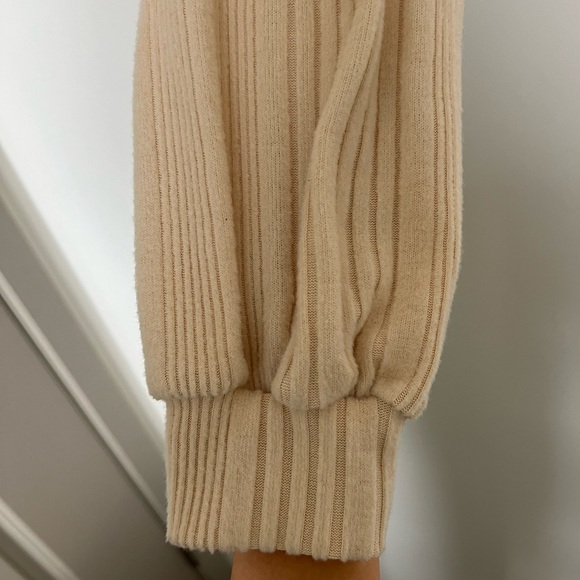 Cropped Long Sleeve - Picture 3 of 3